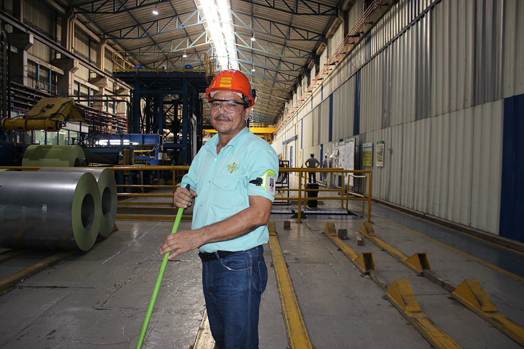 Operario de Florecer en las instalaciones de una planta industrial